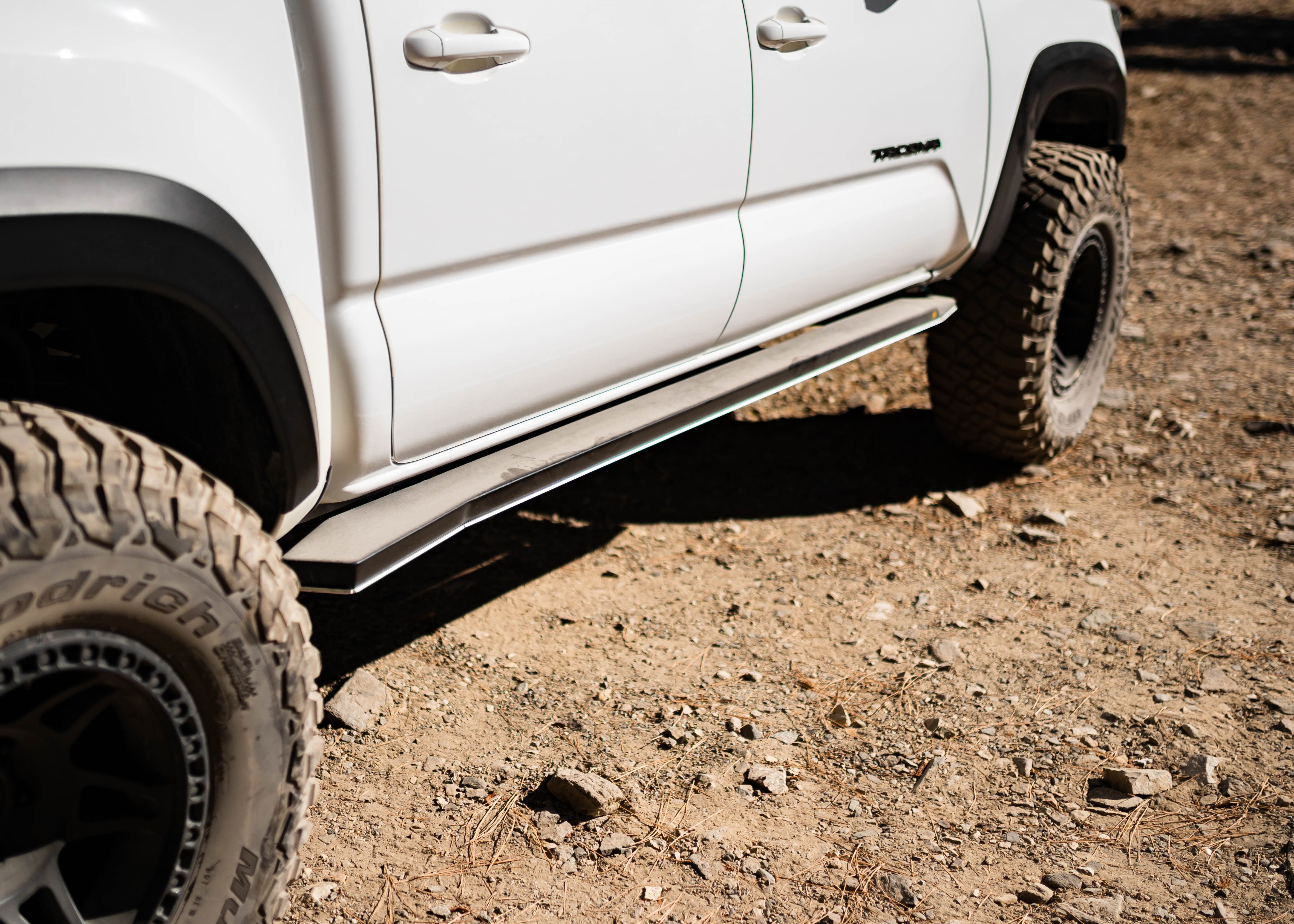 2016–2023 Toyota Tacoma rock sliders with rear kick-out